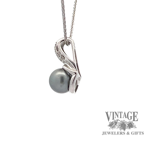 14k white gold and grey pearl pendant with diamond accents side