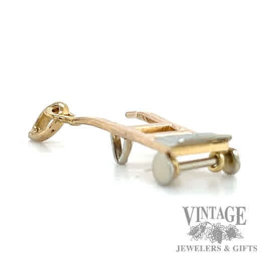 Dolly 18k gold pendant side