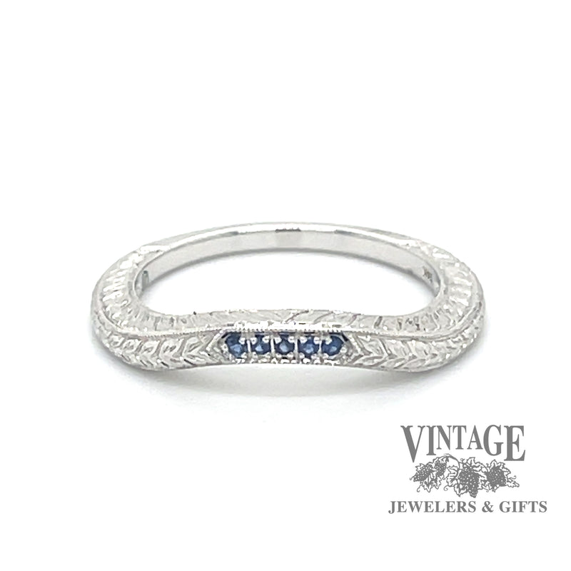 Curved 14kw gold sapphire hand engraved ring