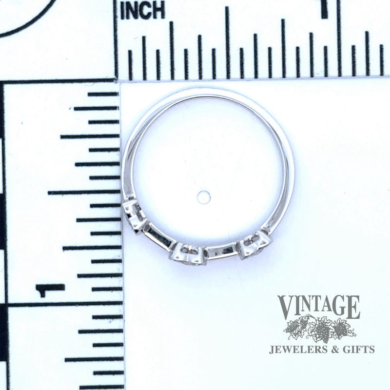 Diamond set heart pattern 14kw gold ring scale