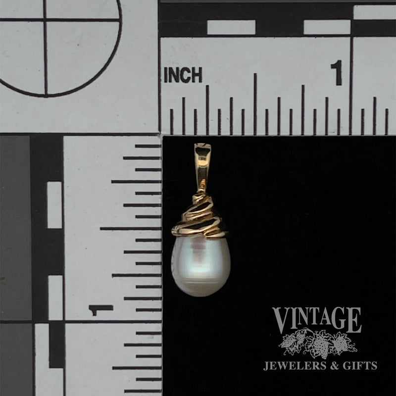 14k twisted teardrop pearl pendant scale