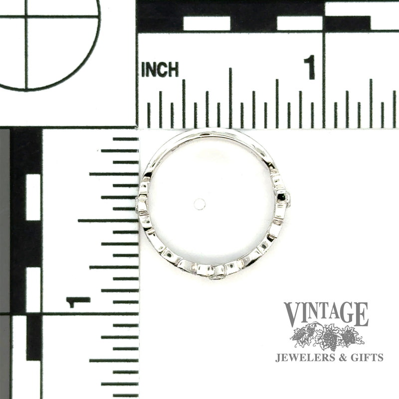 Floral pierced 14kw gold and diamond ring scale