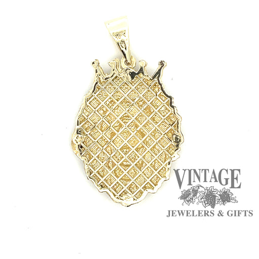 10 karat yellow gold lion with crown pendant, back side featuring lattice design