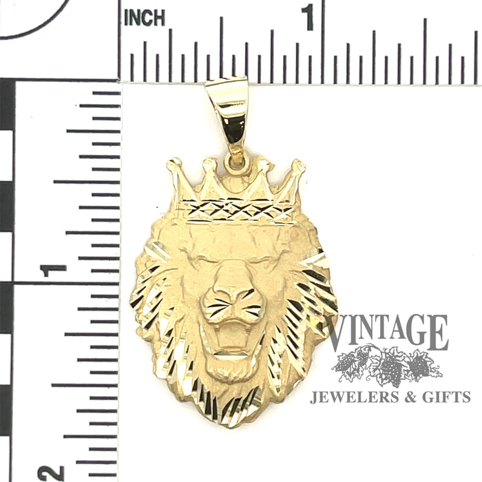 10 karat yellow gold lion with crown pendant with scale