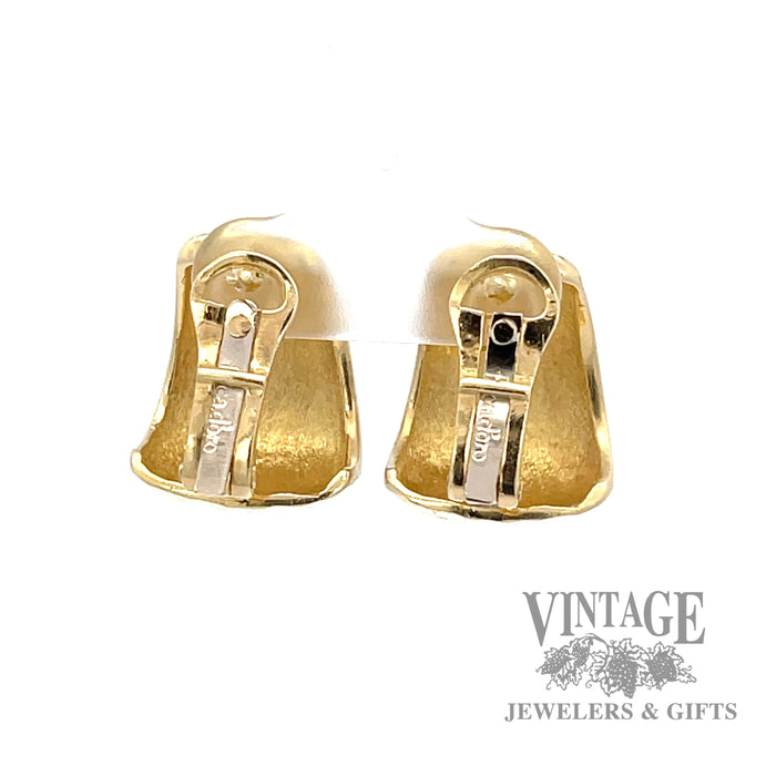 FaCadoro 18 karat gold hammered huggie earrings back