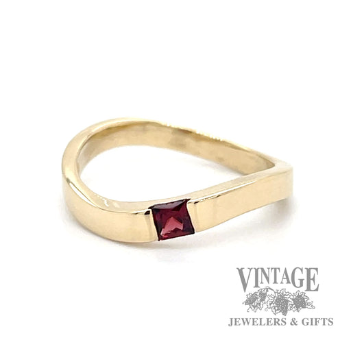 Square cut 0.2 ct garnet set in 14k yellow gold freeform band