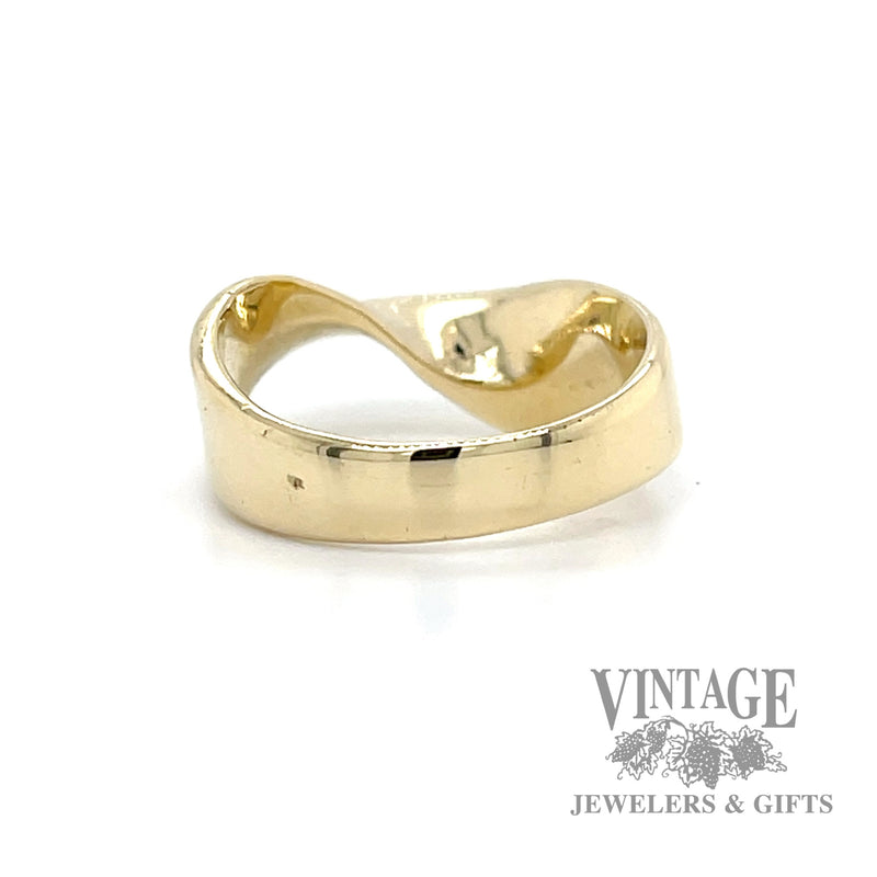 Freeform yellow gold band bottom