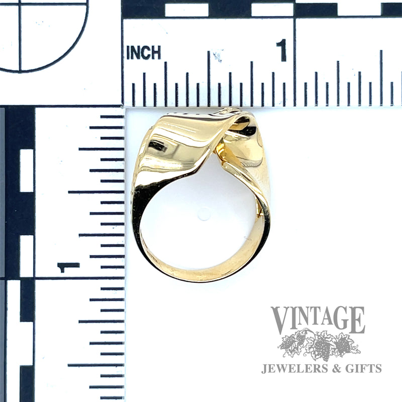 Ribbons of 18k gold ring scale