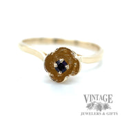 Flower shaped blue sapphire 10k gold ring macro
