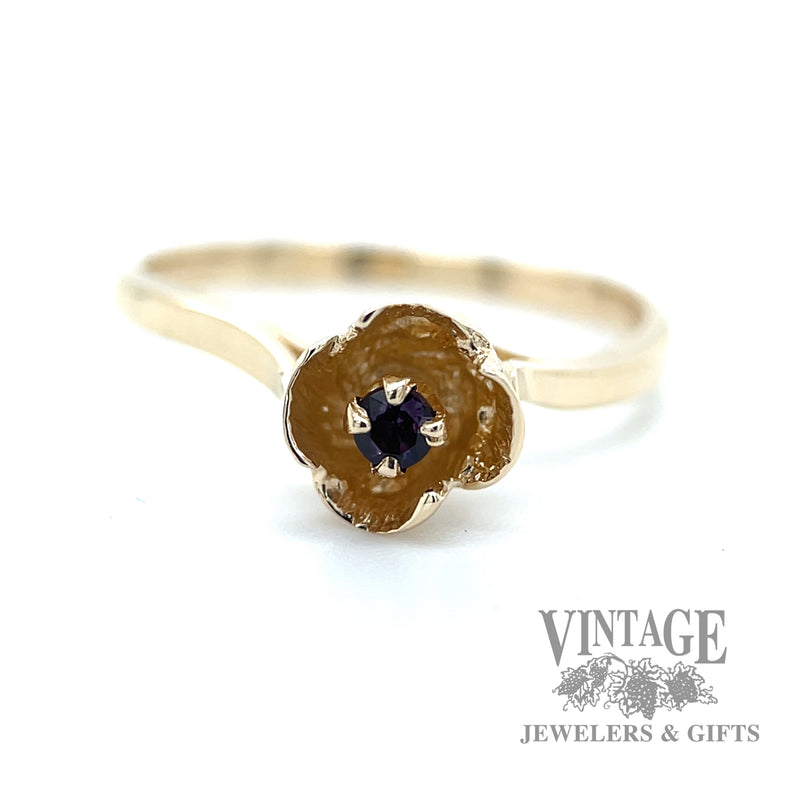 Flower shaped blue sapphire 10k gold ring macro
