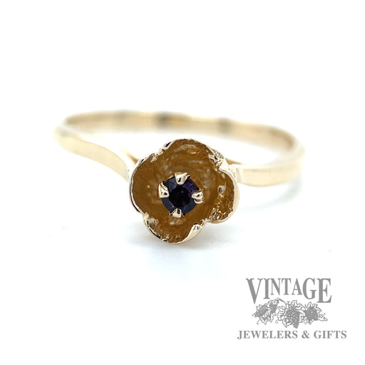 Flower shaped blue sapphire 10k gold ring macro