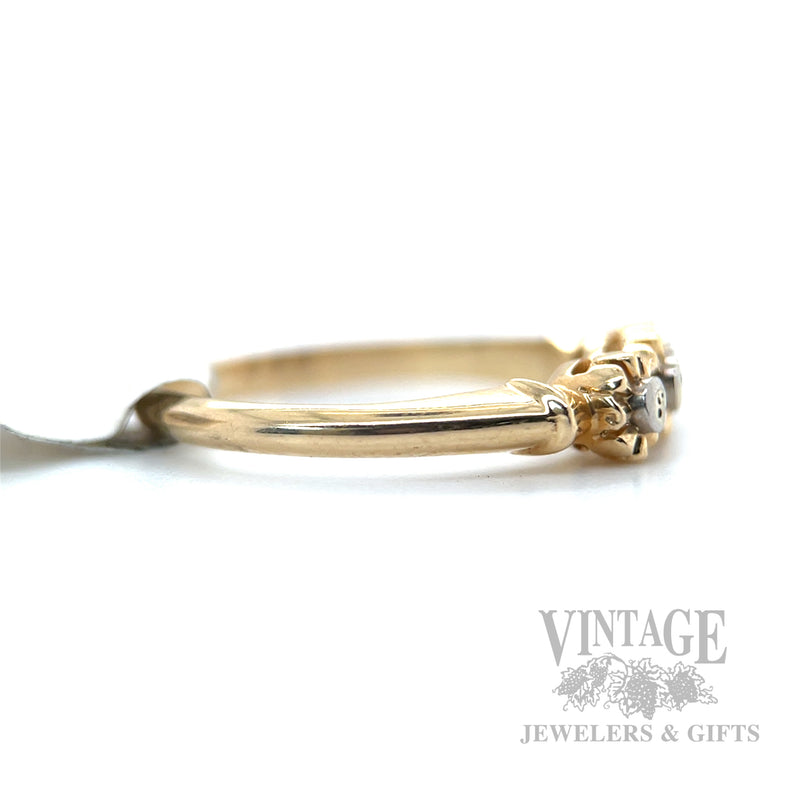 Ladies Gold Ring With 3 Flowerettes