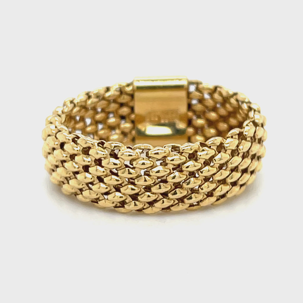 Revolving video of 18 karat yellow gold intricate flexible chain-mesh band ring