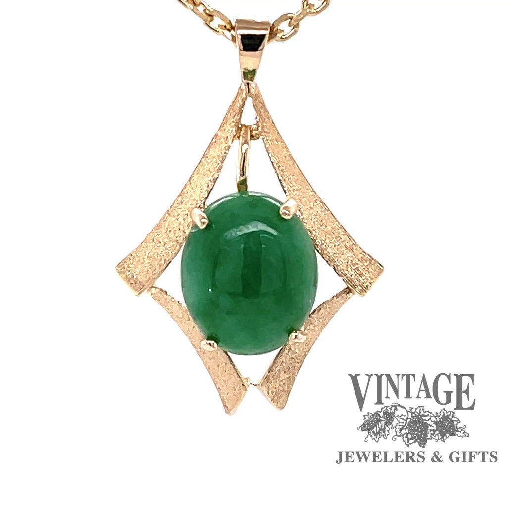 Revolving video of 14 karat yellow gold green jadeite pendant