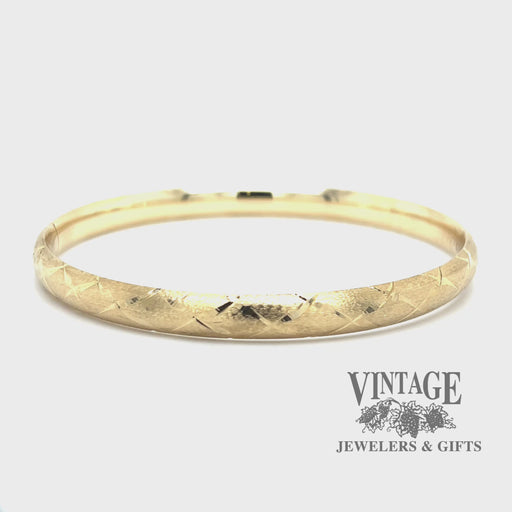 Hinged 14ky gold argyle pattern bangle bracelet video