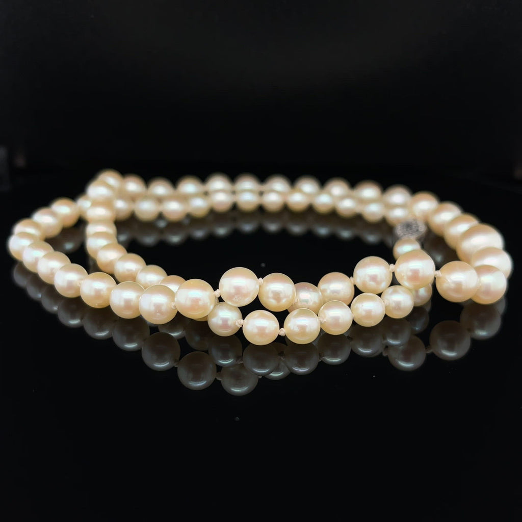 Revolving vide of 17.5" cultured pearl necklace