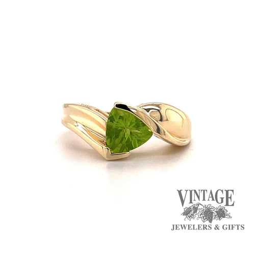 Revolving video of 14 karat yellow gold trillion shaped peridot bypass style ring