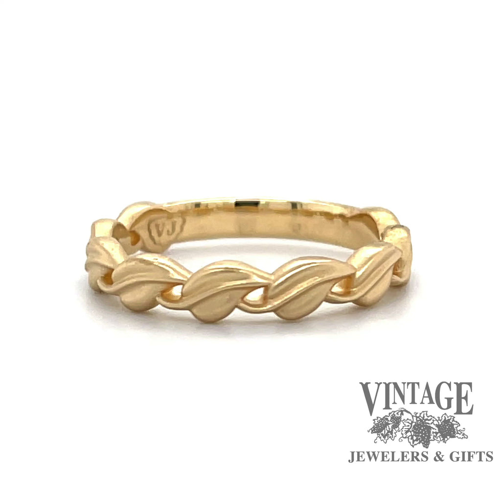 Revolving video of 18k gold leaf motif ring with satin finish