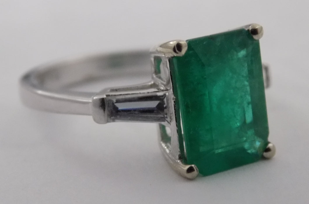 Natural emerald and white gold ring