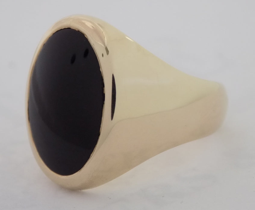 Man's yellow gold oval onyx ring