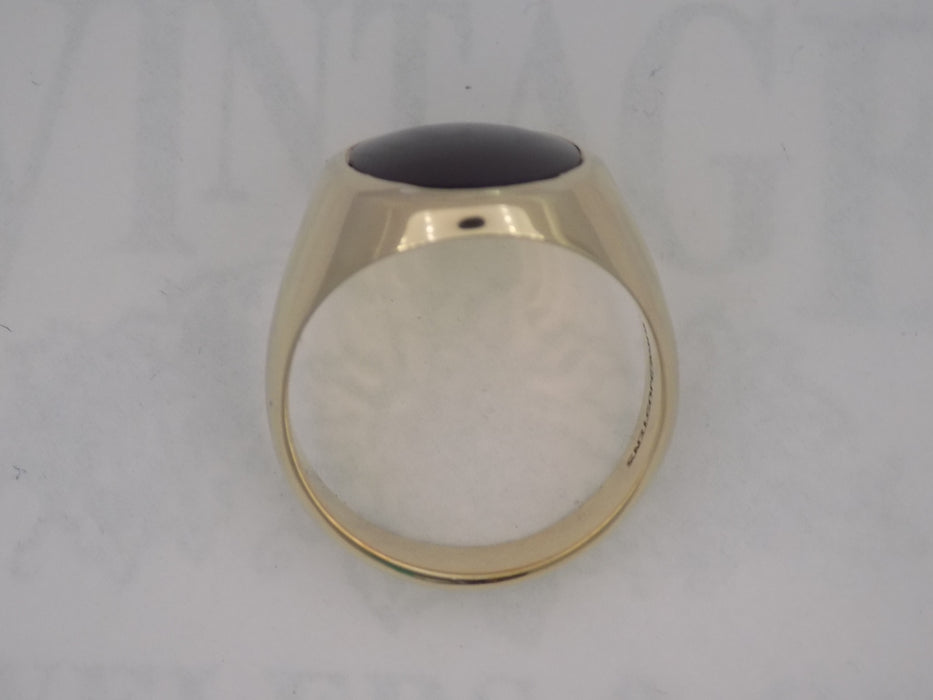 Man's yellow gold oval onyx ring
