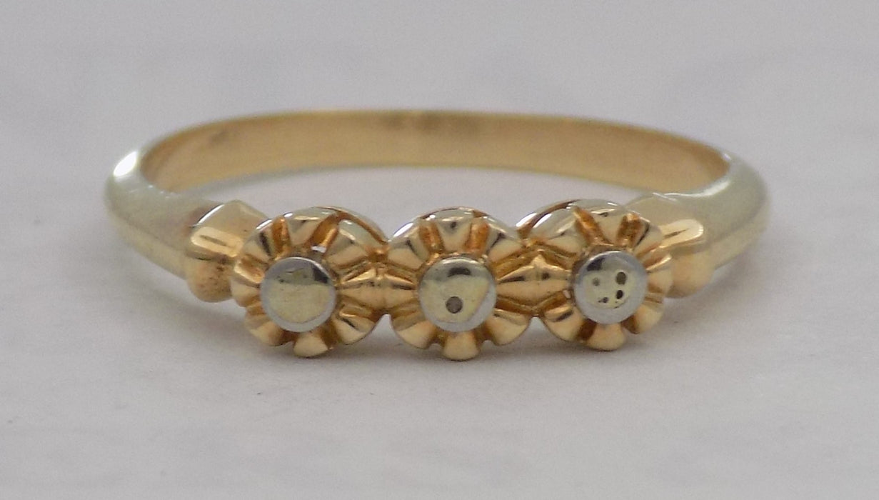Ladies gold ring with 3 flowerettes