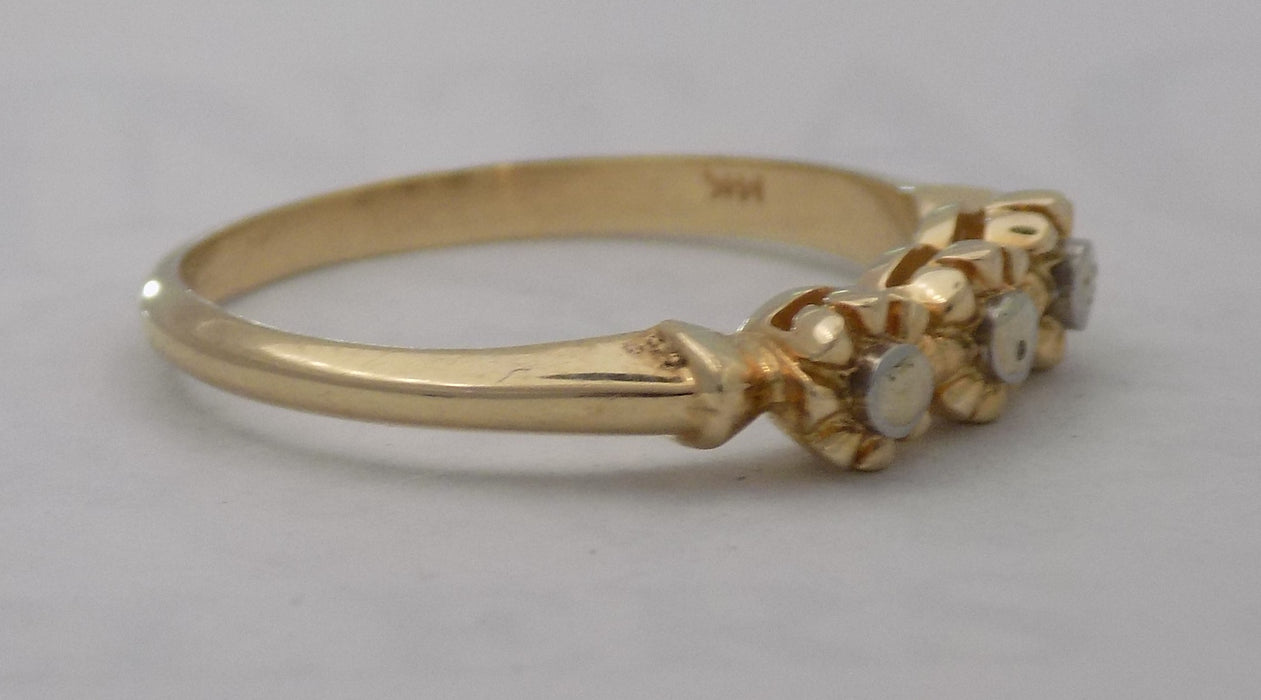Ladies gold ring with 3 flowerettes