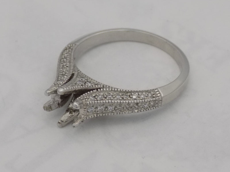 White gold diamond semi-mount for 6 mm round stone.