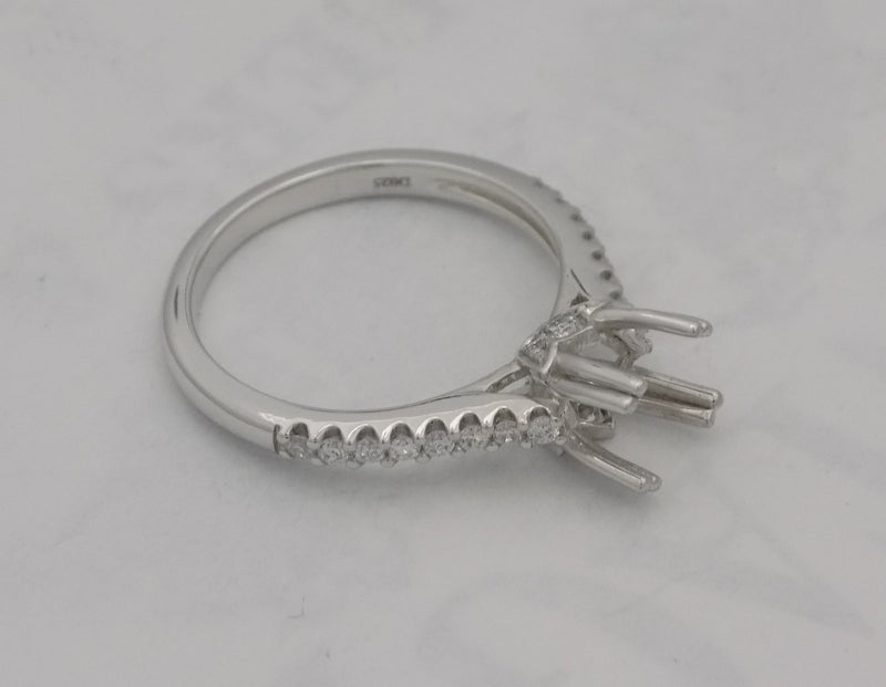 White gold diamond semi mount for a 6 mm stone.