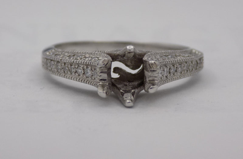 White gold diamond semi-mount for 6 mm round stone.