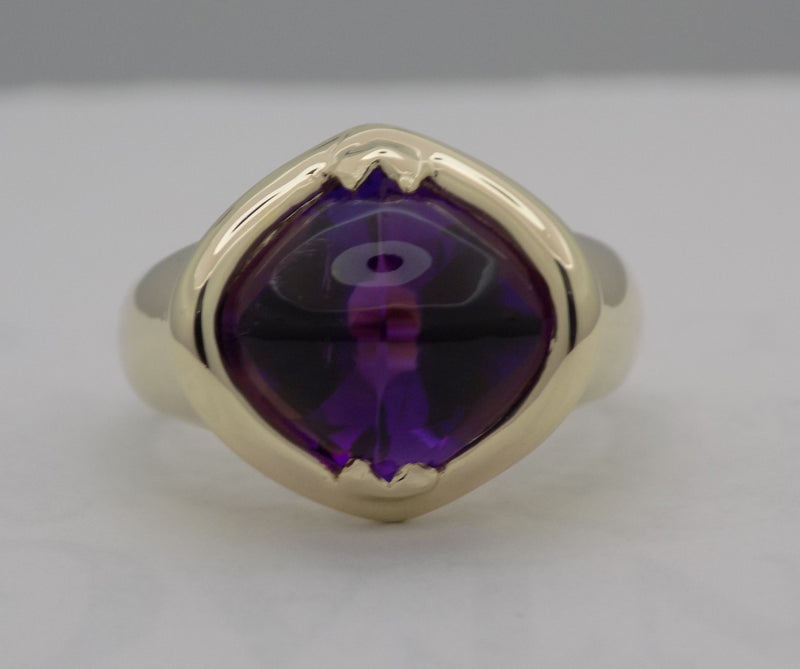 Yellow gold amethyst cabachon ring.