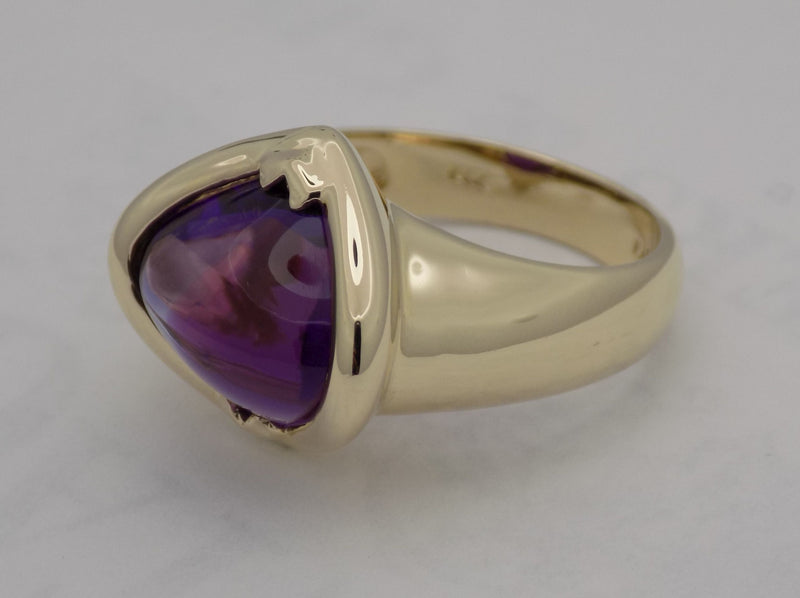 Yellow gold amethyst cabachon ring.