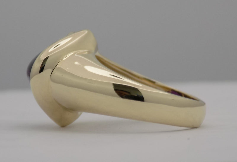 Yellow gold amethyst cabachon ring.