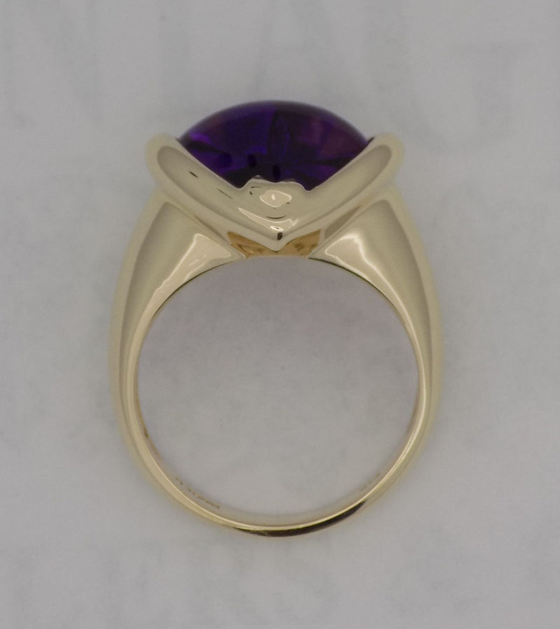 Yellow gold amethyst cabachon ring.