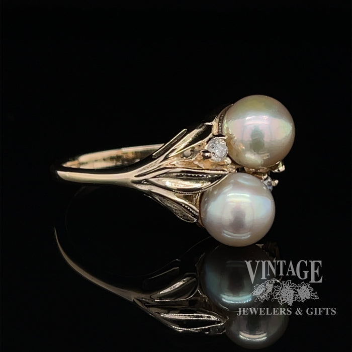 2 pearl with diamonds ring in 14ky gold
