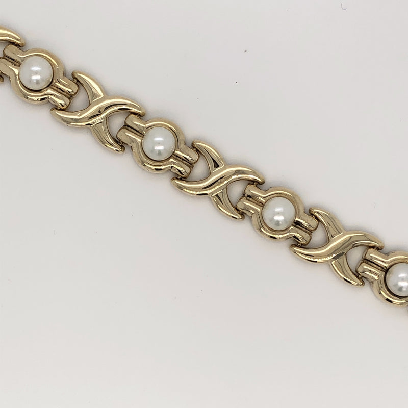 Pearl 14ky gold station link bracelet.
