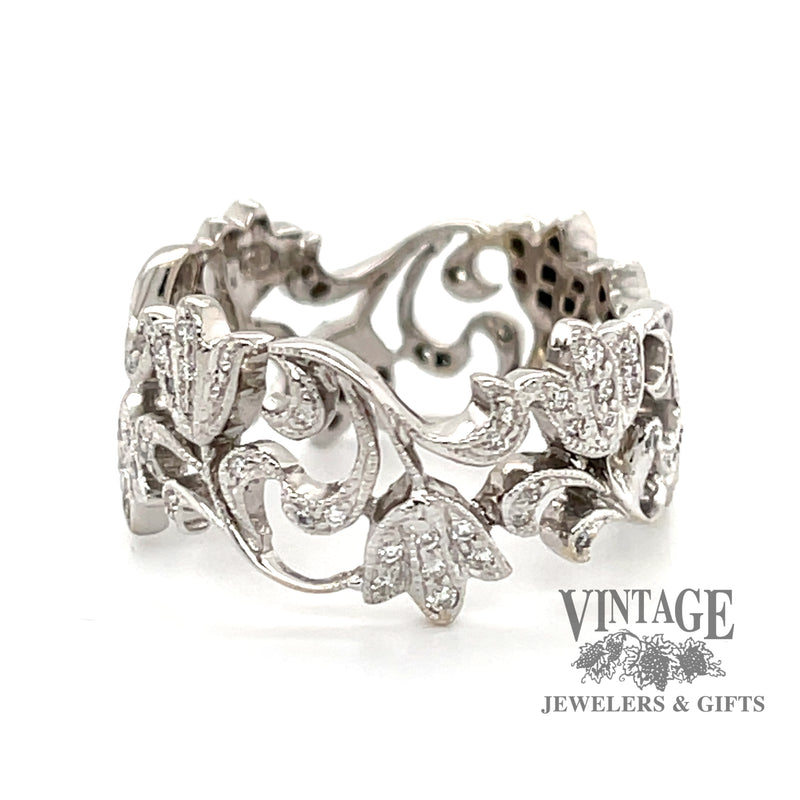 18 karat white gold .24ctw diamond floral motif band ring