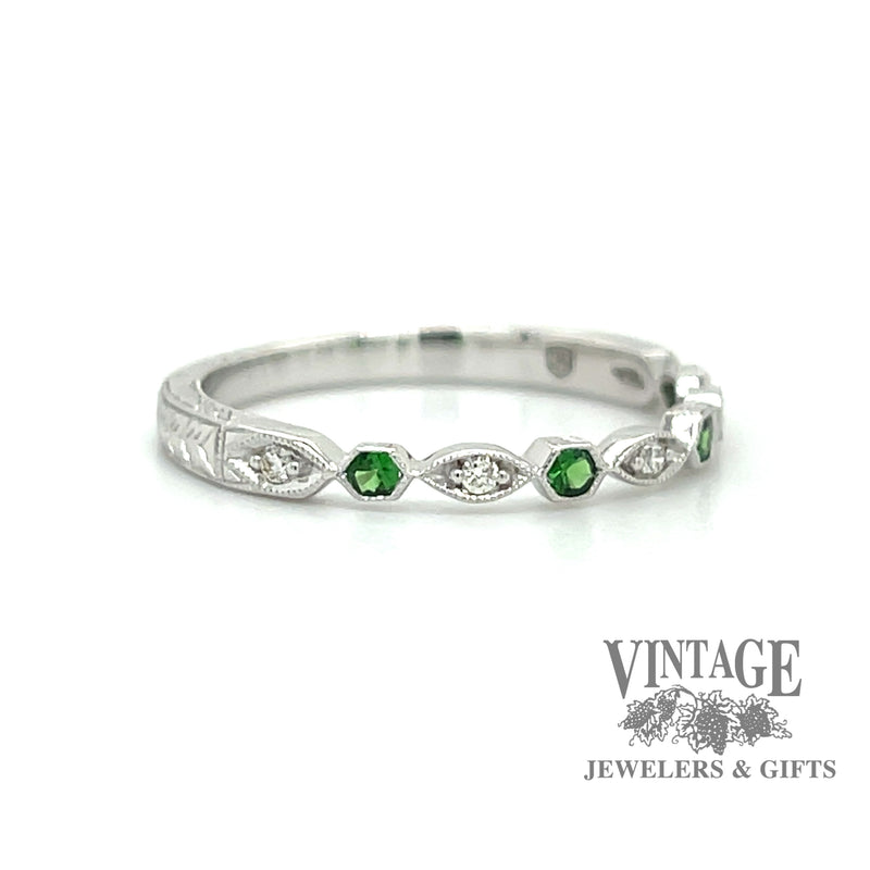 Tsavorite and diamond 14kw gold ring