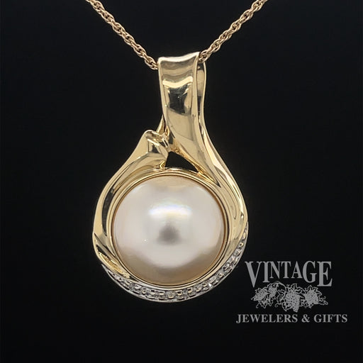 Round Mabe' pearl and diamond 14ky gold pendant