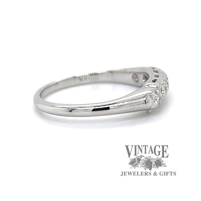 Diamond illusion head 18kw gold wedding band