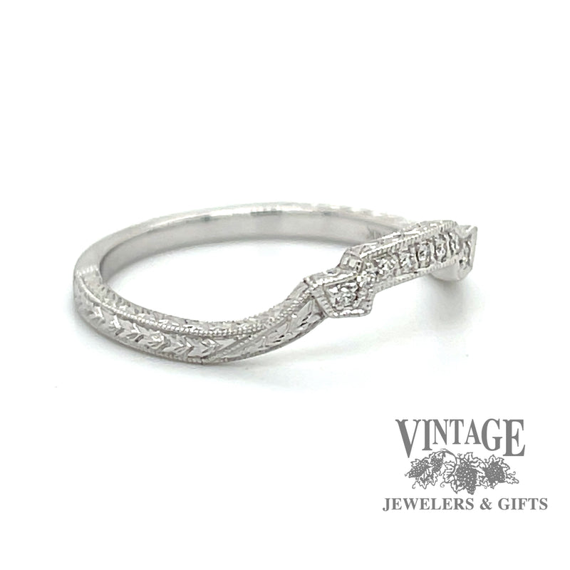 Diamond hand engraved 14kw gold wedding band angle