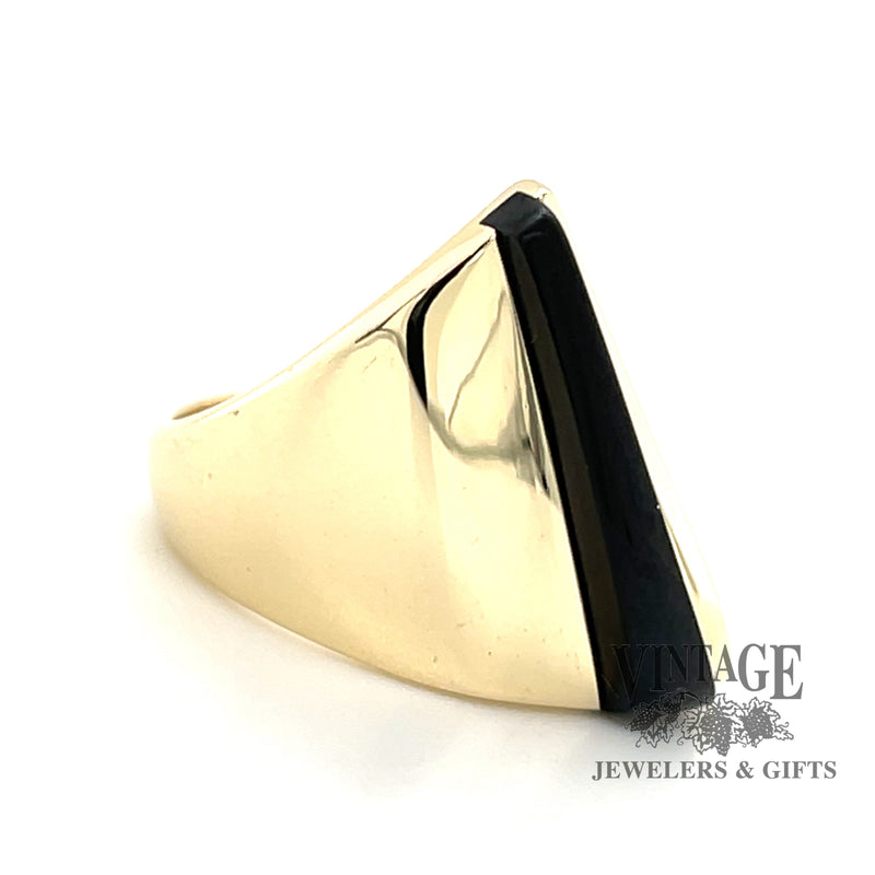 Onyx Modern 14ky gold ring perspective