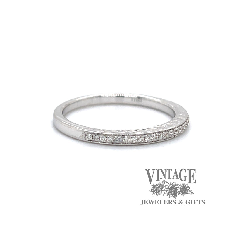 Embossed 18kw gold mill-grained diamond ring