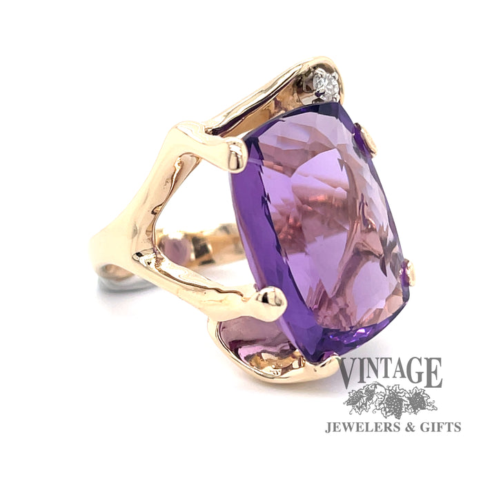 19.8 carat cushion shaped amethyst and diamond 14ky gold ring perspective
