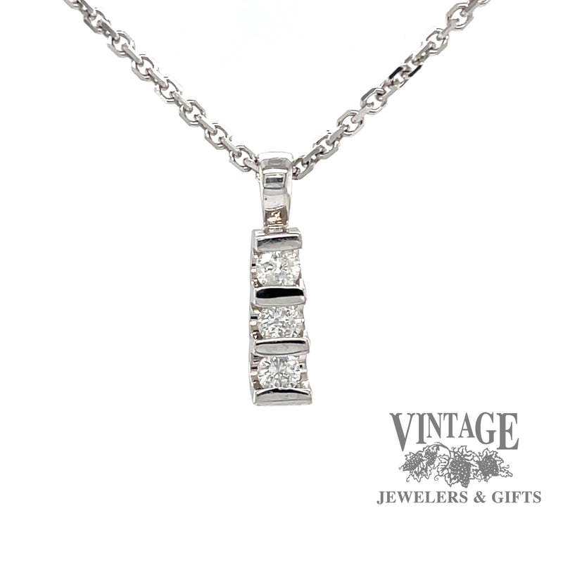 Bar set three diamond 14kw pendant