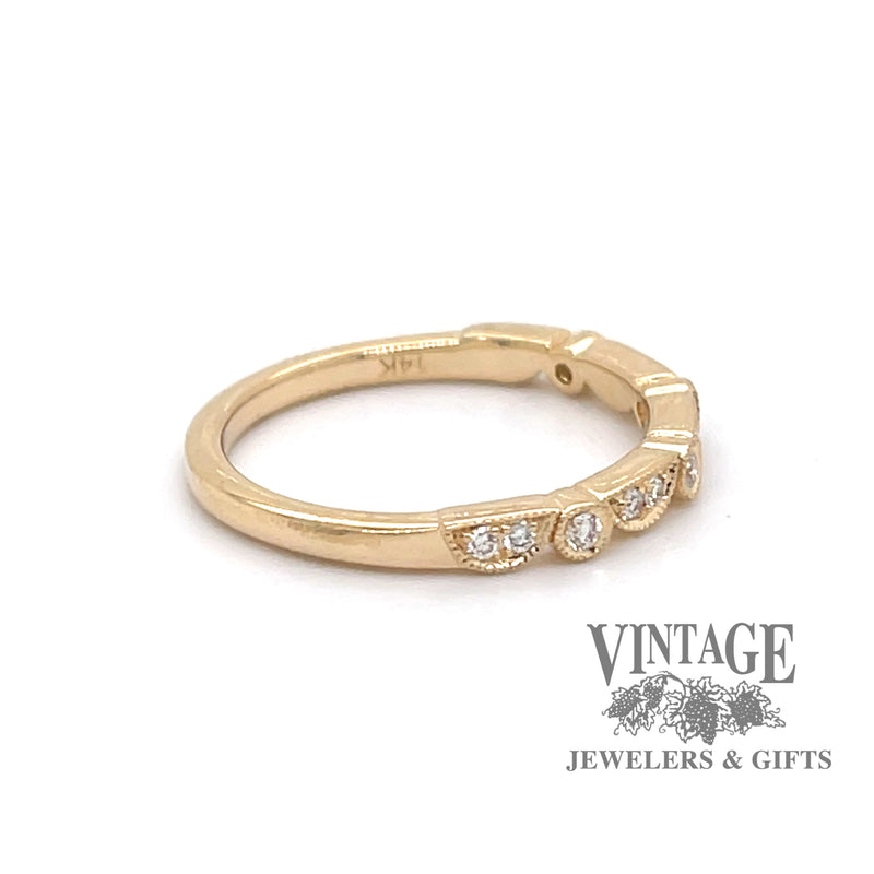 14 karat gold .15 carat total weight diamond wedding band, side view.